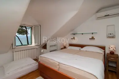 Prekrasna dvojna kuća, Mirca, otok Brač, prvi red uz more - 18