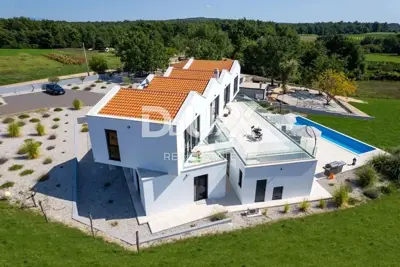 Villa 454 m², Višnjan - pool and large garden area