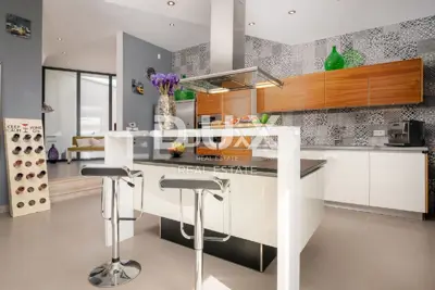 Villa 454 m², Višnjan - pool and large garden area - 12