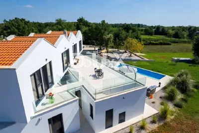 Villa 454 m², Višnjan - pool and large garden area - 2