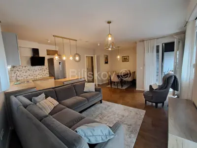 Stan 70 m², Strožanac, 2 parkirna mjesta i lođa