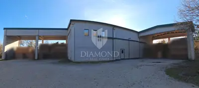 Business hall 600 m², Buje - warehouse and parking - 2