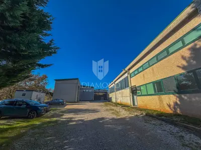 Business hall 600 m², Buje - warehouse and parking - 7