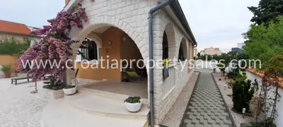 Haus, Šibenik, 180 m², 600 000 € - 2