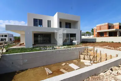 Kuća 155 m², Labin - bazen i okućnica