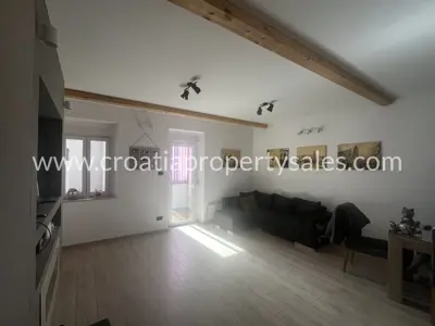 Haus 300 m², Kaštela an der alten Straße und 200 m vom Meer
