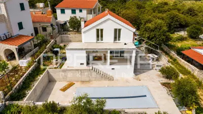 Moderna vila s bazenom na mirnoj lokaciji uz more