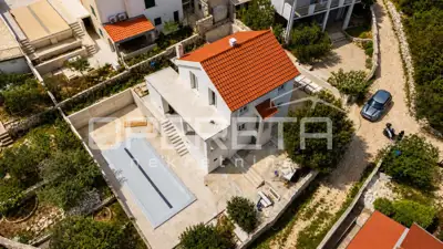 Moderna vila s bazenom na mirnoj lokaciji uz more - 2