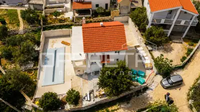 Moderna vila s bazenom na mirnoj lokaciji uz more - 3