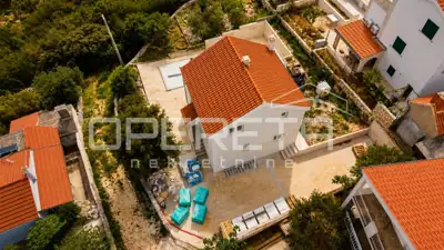 Moderna vila s bazenom na mirnoj lokaciji uz more - 6