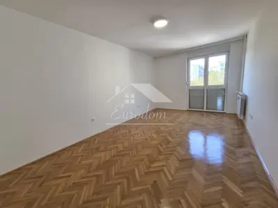 Stan na Knežiji, 3. kat bez lifta, 2 spavaće sobe i balkon - 1