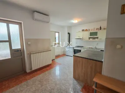 House 396 m², Lupoglav - spacious yard and two floors - 22