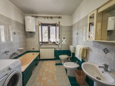 House 396 m², Lupoglav - spacious yard and two floors - 14