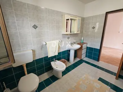 House 396 m², Lupoglav - spacious yard and two floors - 13