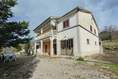 House 396 m², Lupoglav - spacious yard and two floors