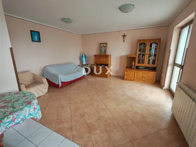 House 396 m², Lupoglav - spacious yard and two floors - 18