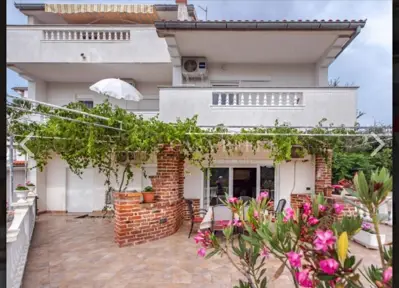 Prizemlje 101 m², Kampor na Rabu - 3 sobe i terasa