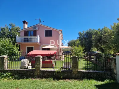 Haus 170 m², Labin - ruhige Siedlung und zwei Garagen