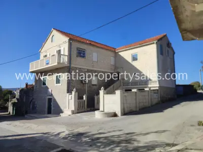 Kuća, Brač, 250 m², 425 000 €
