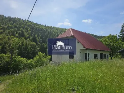 Čabar, Kozji vrh Haus umgeben von Grün