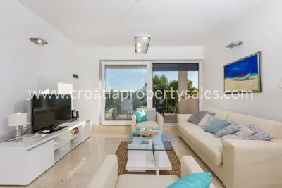 Apartment 77 m², Otok Brač - quiet location near the center - 9