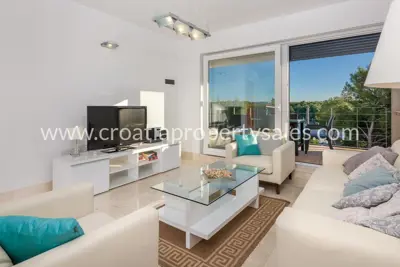 Apartment 77 m², Otok Brač - quiet location near the center - 8