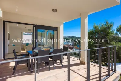 Apartment 77 m², Otok Brač - quiet location near the center - 2