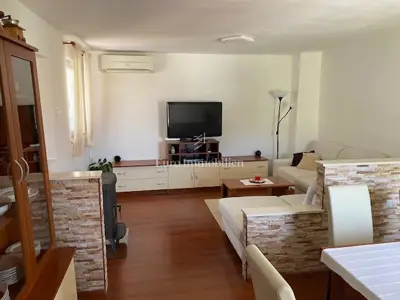 Kuća u Kostreni, blizu mora i sadržaja, namještena