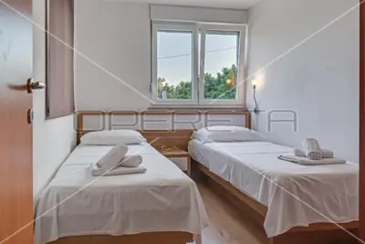 Vila 822 m², Petrčane - 10 stanova, bazen i pogled na more - 20