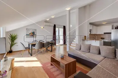 Vila 822 m², Petrčane - 10 stanova, bazen i pogled na more - 4