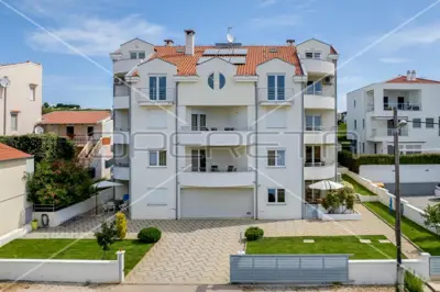 Vila 822 m², Petrčane - 10 stanova, bazen i pogled na more