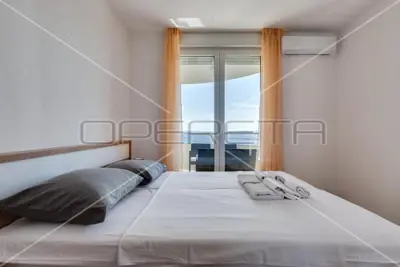 Vila 822 m², Petrčane - 10 stanova, bazen i pogled na more - 10