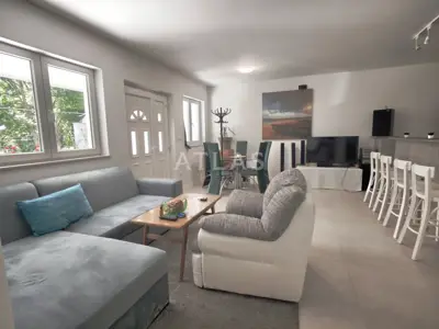 Stan 53 m², Marčelji - novogradnja s okućnicom i balkonom
