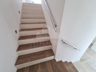 LUKSUZNA KATNICA 323 m², BLATO, BLIZINA ARENE, NAJAM - 15