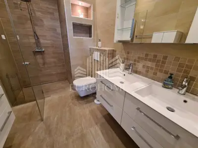 LUKSUZNA KATNICA 323 m², BLATO, BLIZINA ARENE, NAJAM - 16
