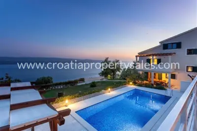 Villa in Omiš, mediterraner Stil und vollständig gestalteter Gartenbereich