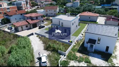 Dvojna kuća 120 m², Valdebek - 3 spavaće sobe i 2 terase - 2