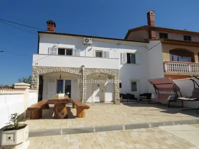 Haus 110 m², Filipana - Pool und Nebengebäude