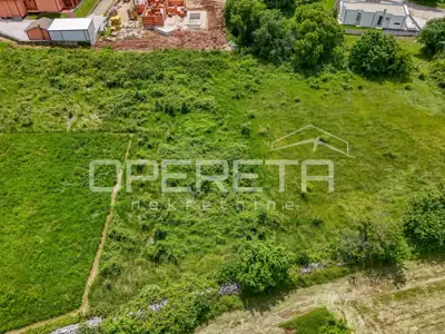 Građevinsko zemljište 894 m², Kanfanar - blagi nagib