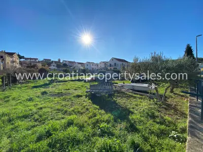 Građevinsko zemljište 650 m², Otok Brač - blizu centra