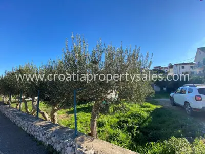 Building land 650 m², Otok Brač - near the center - 2