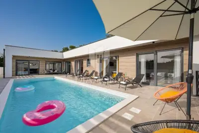 Vila 220 m², Svetvinčenat - bazen i privatnost