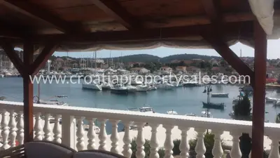 Kuća 136 m², Otok Murter - prvi red do mora