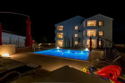 Apartment 53 m², Peroj - shared pool and garden area - 4