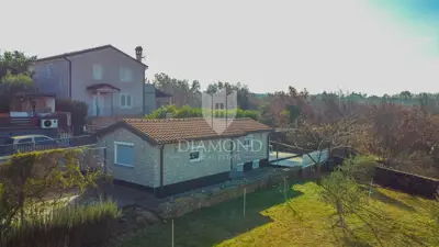 Haus 60 m², Kaštel - Terrasse und Grundstück 693 m² - 2