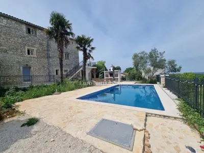 Renovirana kamena kuća s bazenom, 3 km od mora