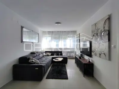 Zweizimmerwohnung 76 m² in ausgezeichneter Lage - Zadar, Voštarnica, 500 m bis zur Stadt