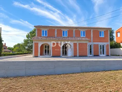 House 310 m², Bale - two separate residential units