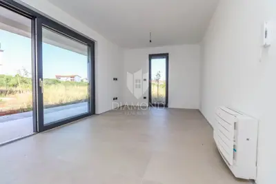 Kvalitetan novi stan s vrtom - okolica Pule - 2
