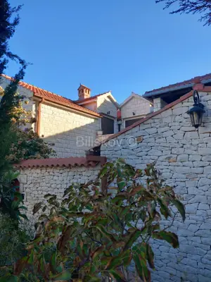 Haus 400 m², Splitska auf Brač, 50 m vom Meer und Meerblick - 2
